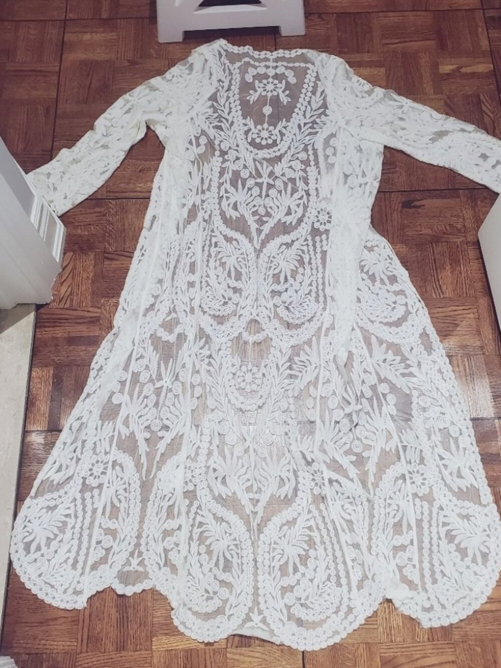 Chic White Floral Lace Scalloped Long Sleeve Overlay Resort Cardi